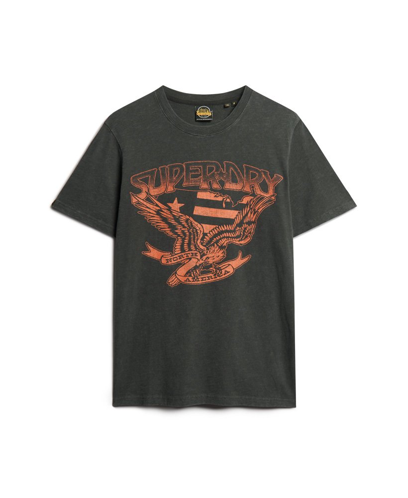 camiseta gráfica lo-fi dos anos 70 com estampa de banda em tecido preto lavado com textura irregular.