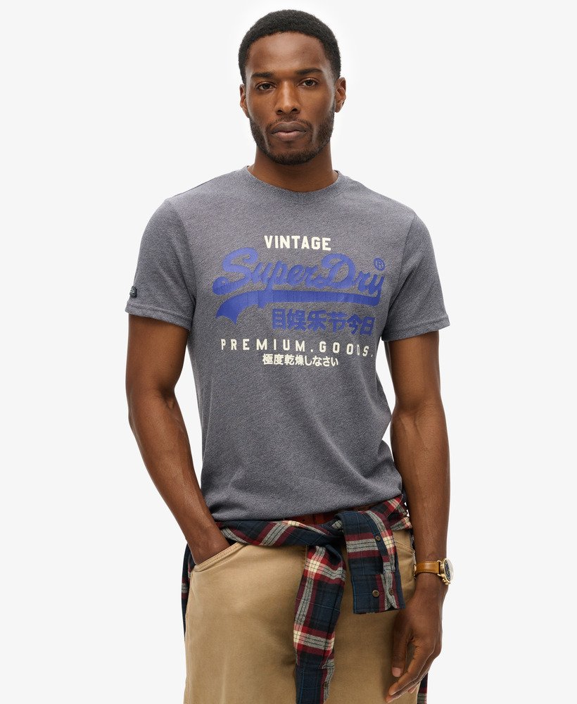 camiseta heritage com logo vintage clássico na cor azul meia-noite.