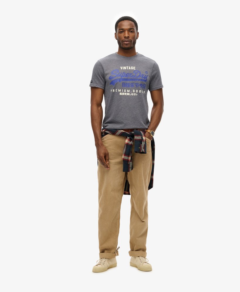 camiseta heritage com logo vintage clássico na cor azul meia-noite.