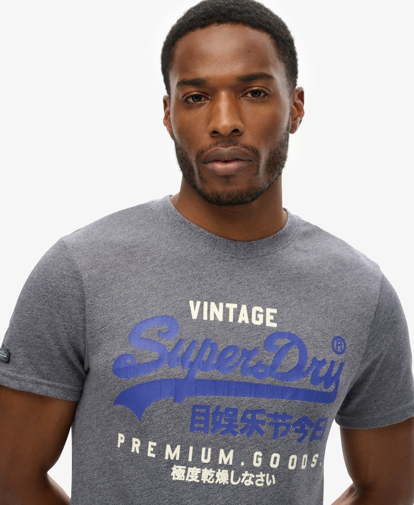 camiseta heritage com logo vintage clássico na cor azul meia-noite.