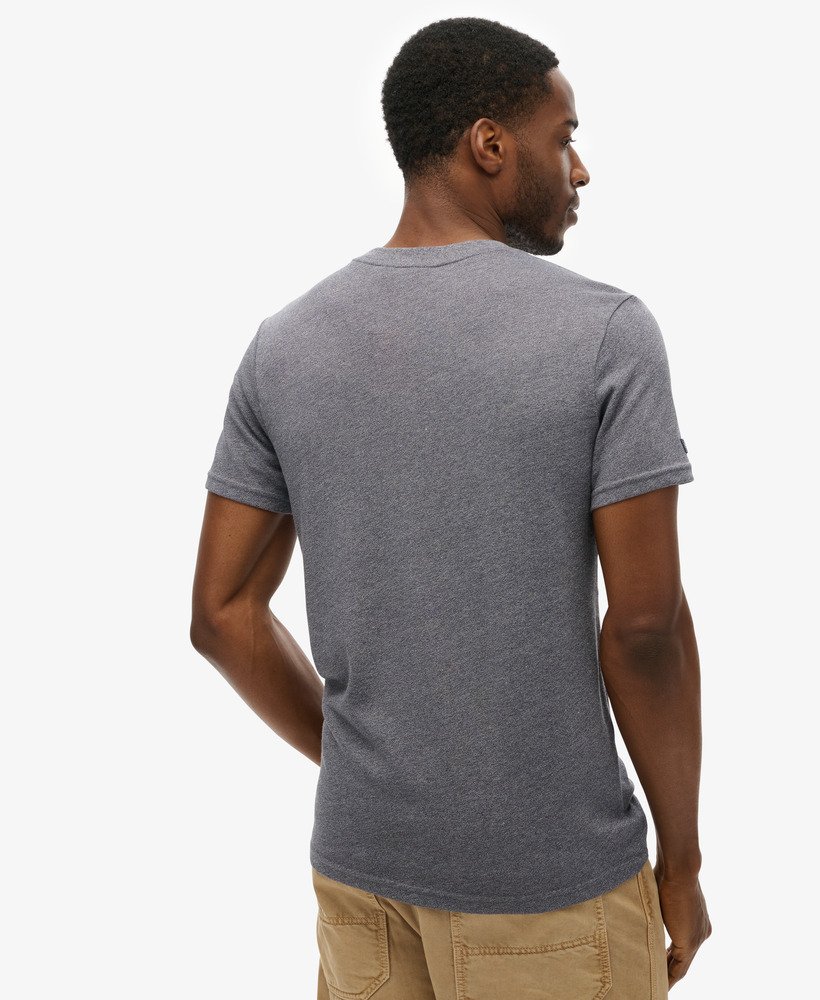camiseta heritage com logo vintage clássico na cor azul meia-noite.