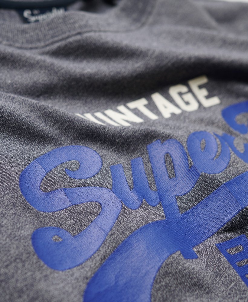 camiseta heritage com logo vintage clássico na cor azul meia-noite.