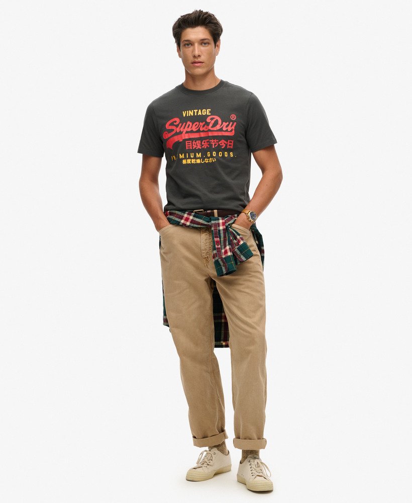 camiseta heritage com logo vintage clássico na cor preta lavada.