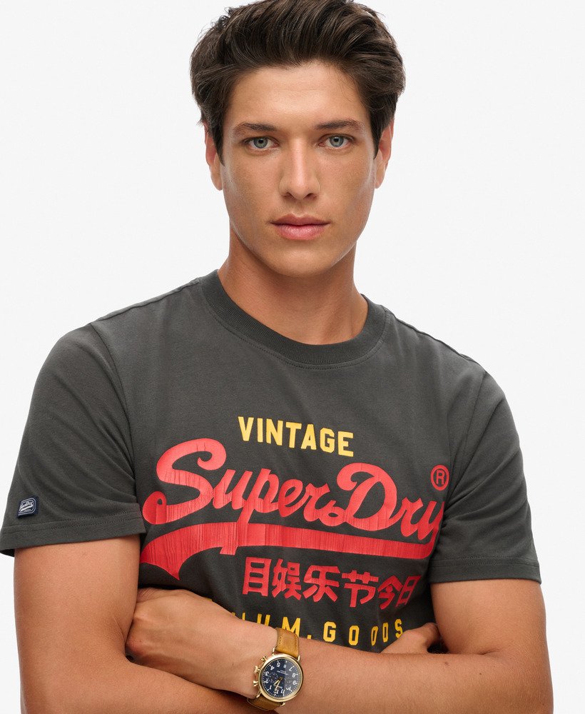 camiseta heritage com logo vintage clássico na cor preta lavada.