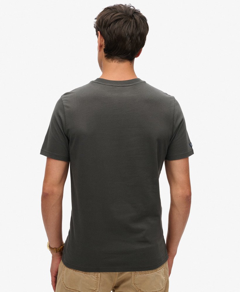camiseta heritage com logo vintage clássico na cor preta lavada.