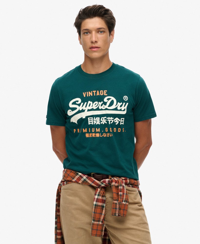 camiseta heritage com logo clássico vintage na cor verde pinho