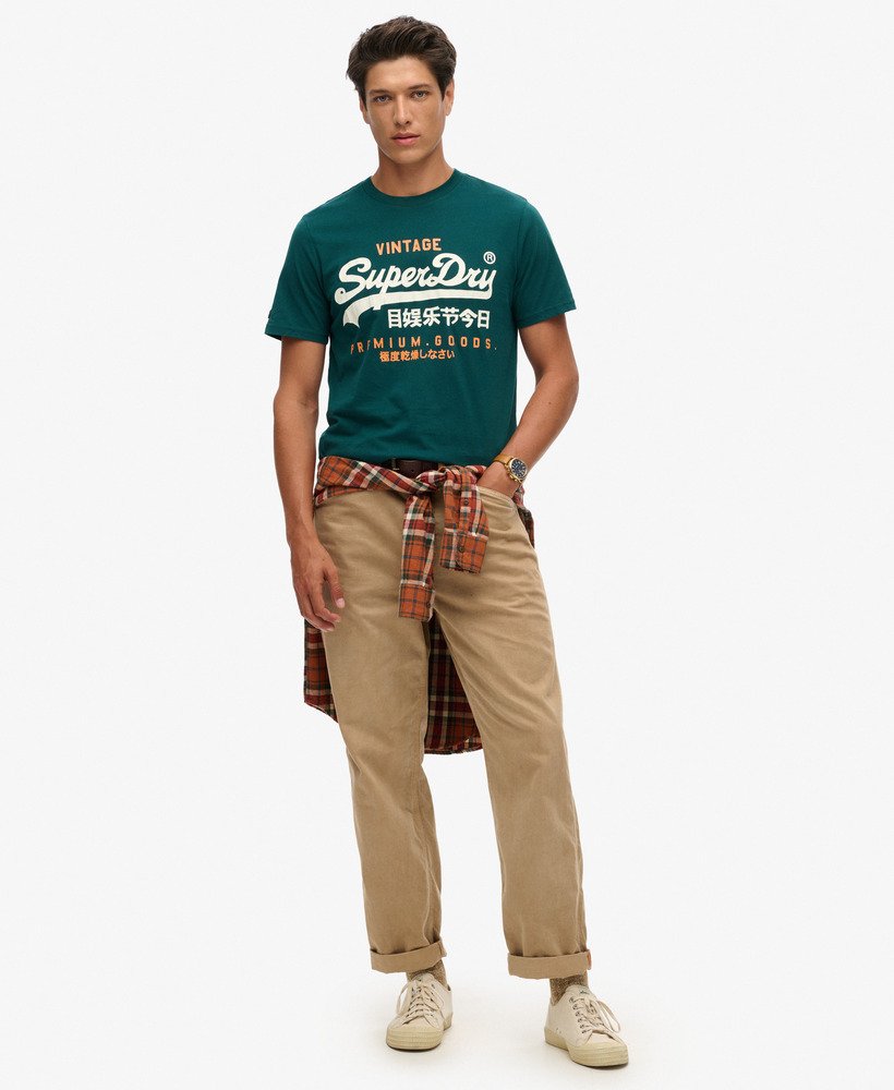 camiseta heritage com logo clássico vintage na cor verde pinho