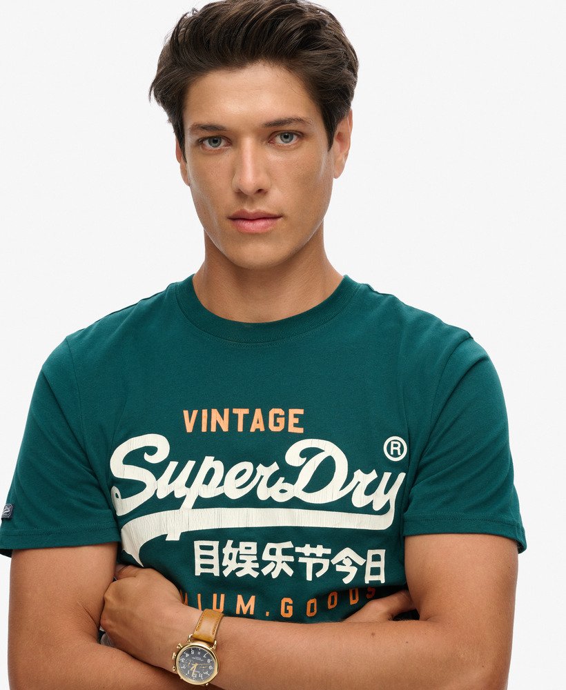 camiseta heritage com logo clássico vintage na cor verde pinho
