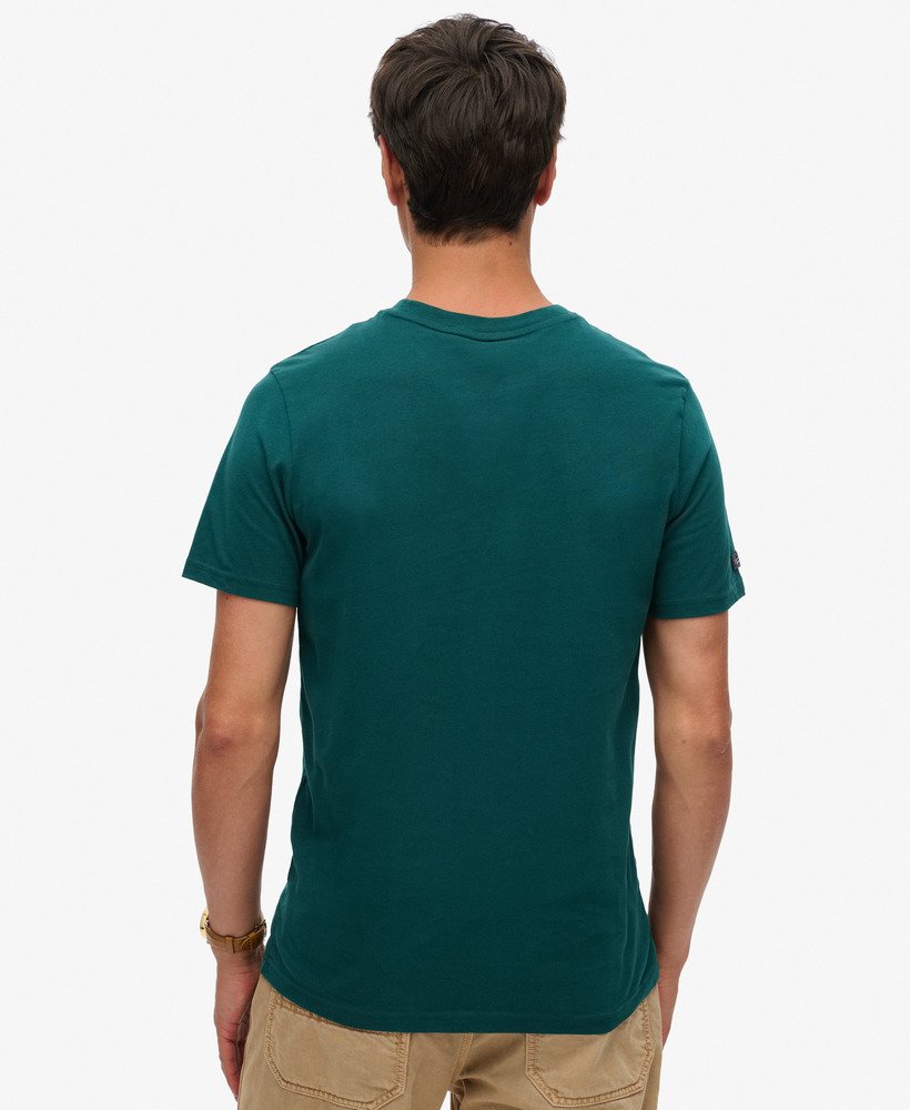camiseta heritage com logo clássico vintage na cor verde pinho