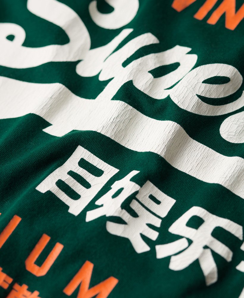 camiseta heritage com logo clássico vintage na cor verde pinho