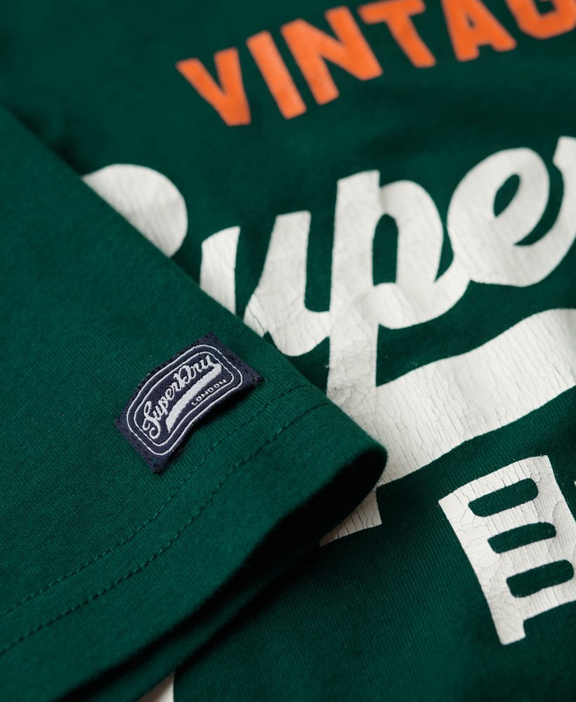 camiseta heritage com logo clássico vintage na cor verde pinho