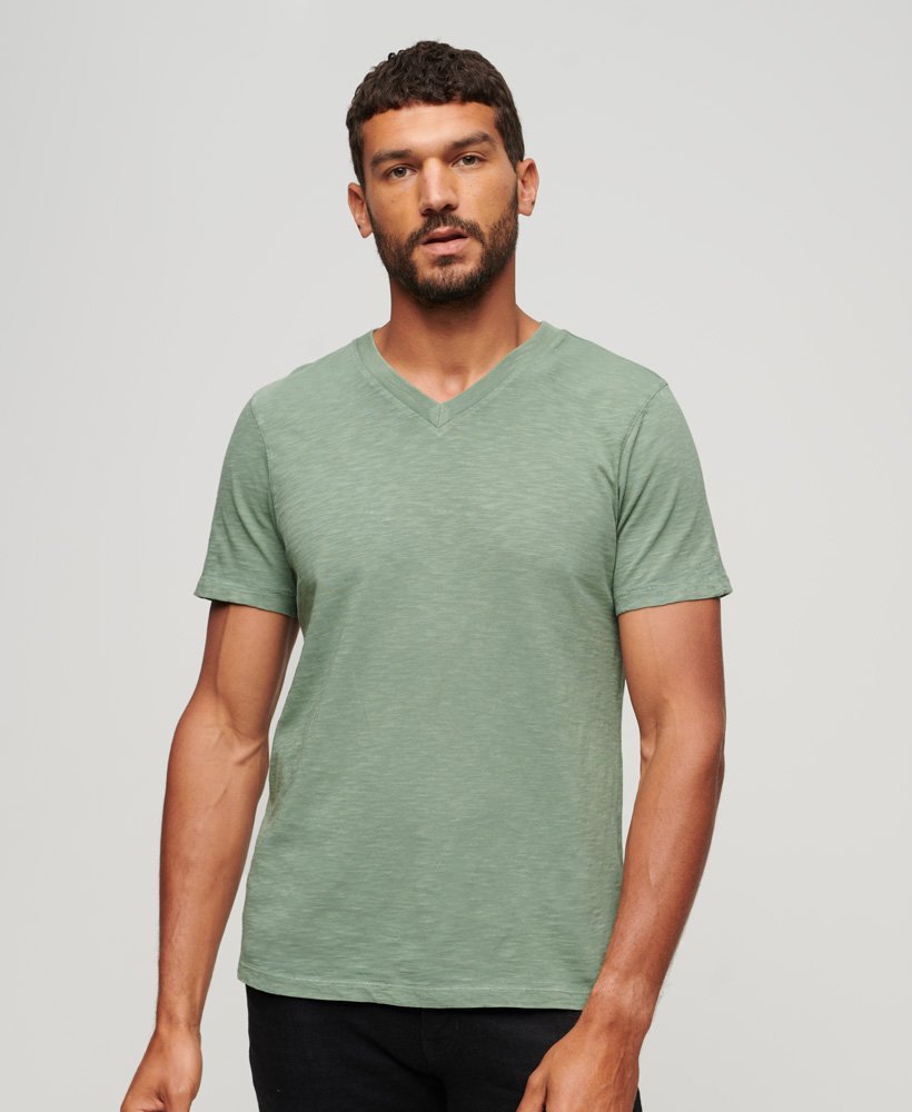 camiseta de gola v em tecido slub na cor cáqui louro.