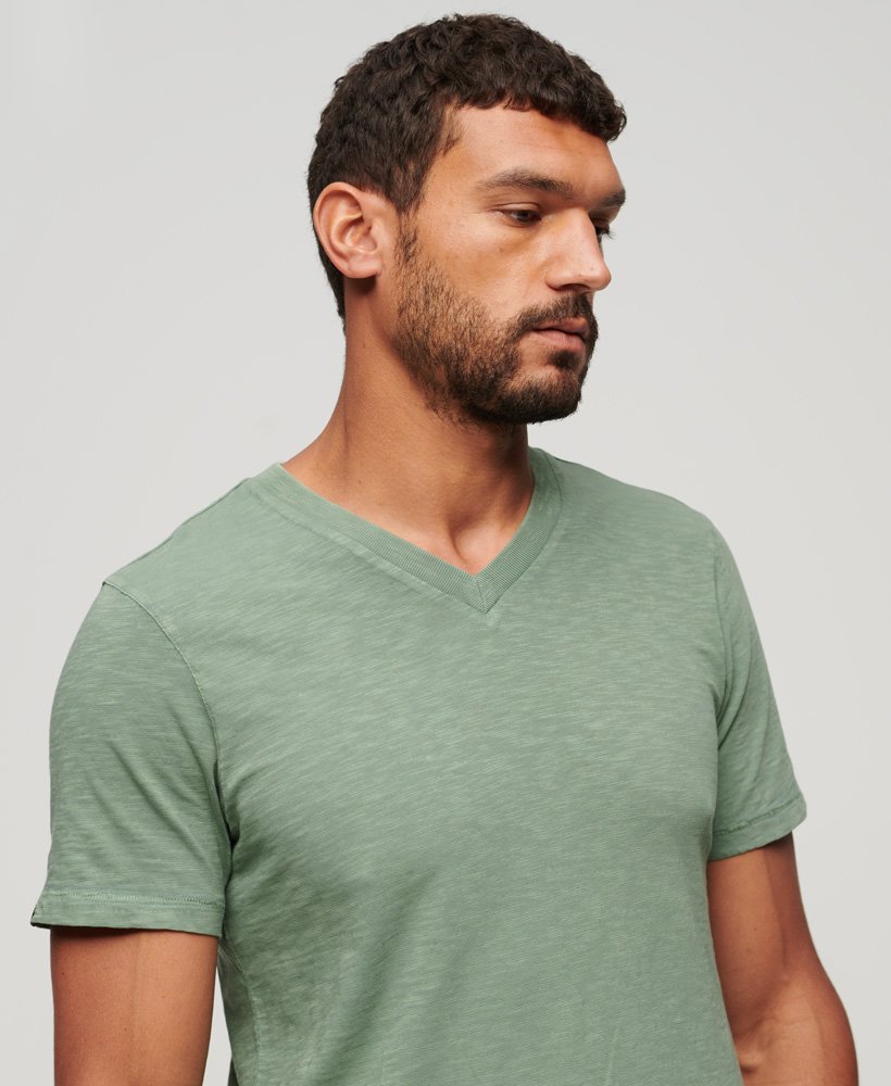camiseta de gola v em tecido slub na cor cáqui louro.