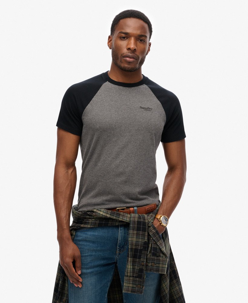 camiseta de beisebol essential logo em algodão orgânico na cor cinza mescladopreto.