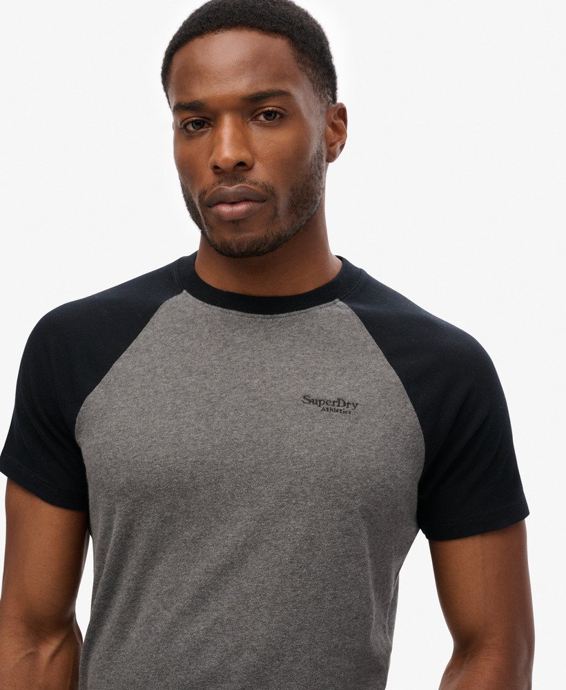 camiseta de beisebol essential logo em algodão orgânico na cor cinza mescladopreto.