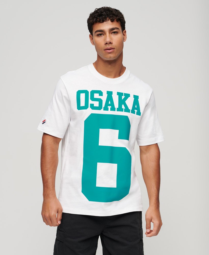 camiseta folgada com o logo de osaka na cor branca brilhante.