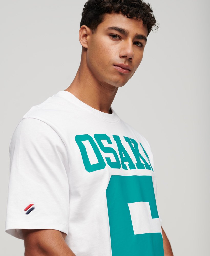 camiseta folgada com o logo de osaka na cor branca brilhante.