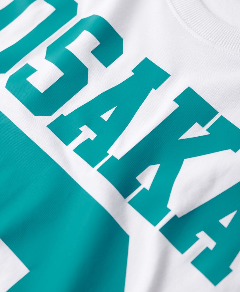 camiseta folgada com o logo de osaka na cor branca brilhante.