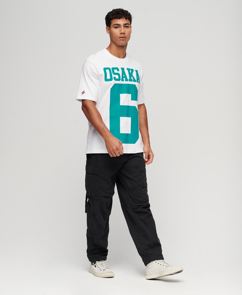 camiseta folgada com o logo de osaka na cor branca brilhante.