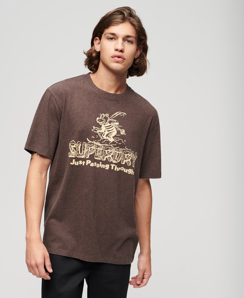 camiseta com estampa de cartão postal de viagem em tom marrom mesclado intenso.