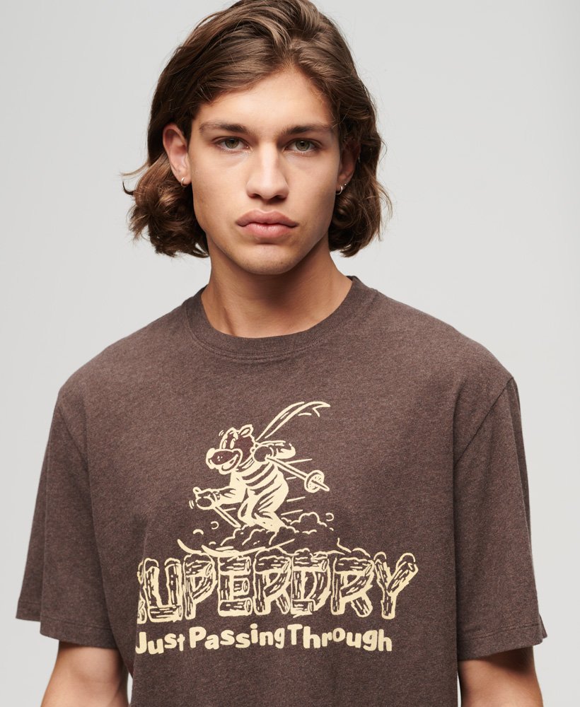 camiseta com estampa de cartão postal de viagem em tom marrom mesclado intenso.