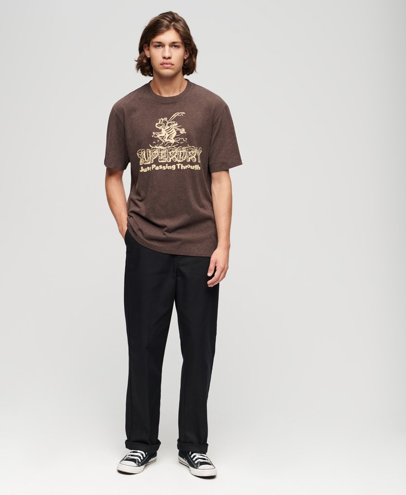 camiseta com estampa de cartão postal de viagem em tom marrom mesclado intenso.
