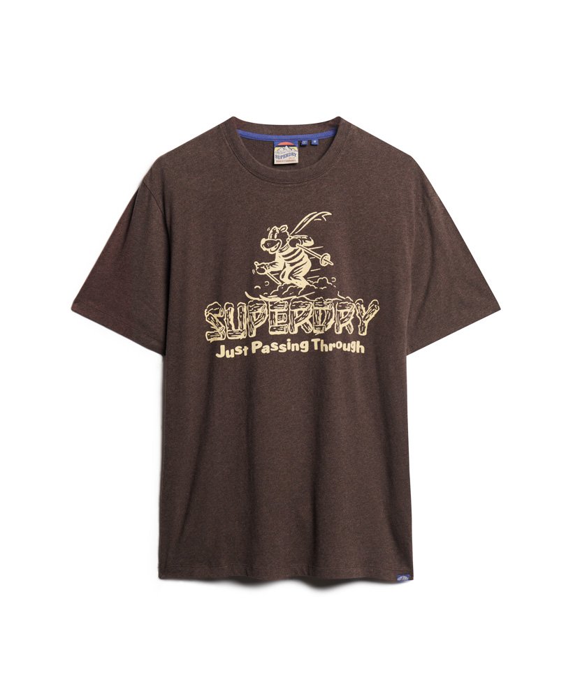camiseta com estampa de cartão postal de viagem em tom marrom mesclado intenso.