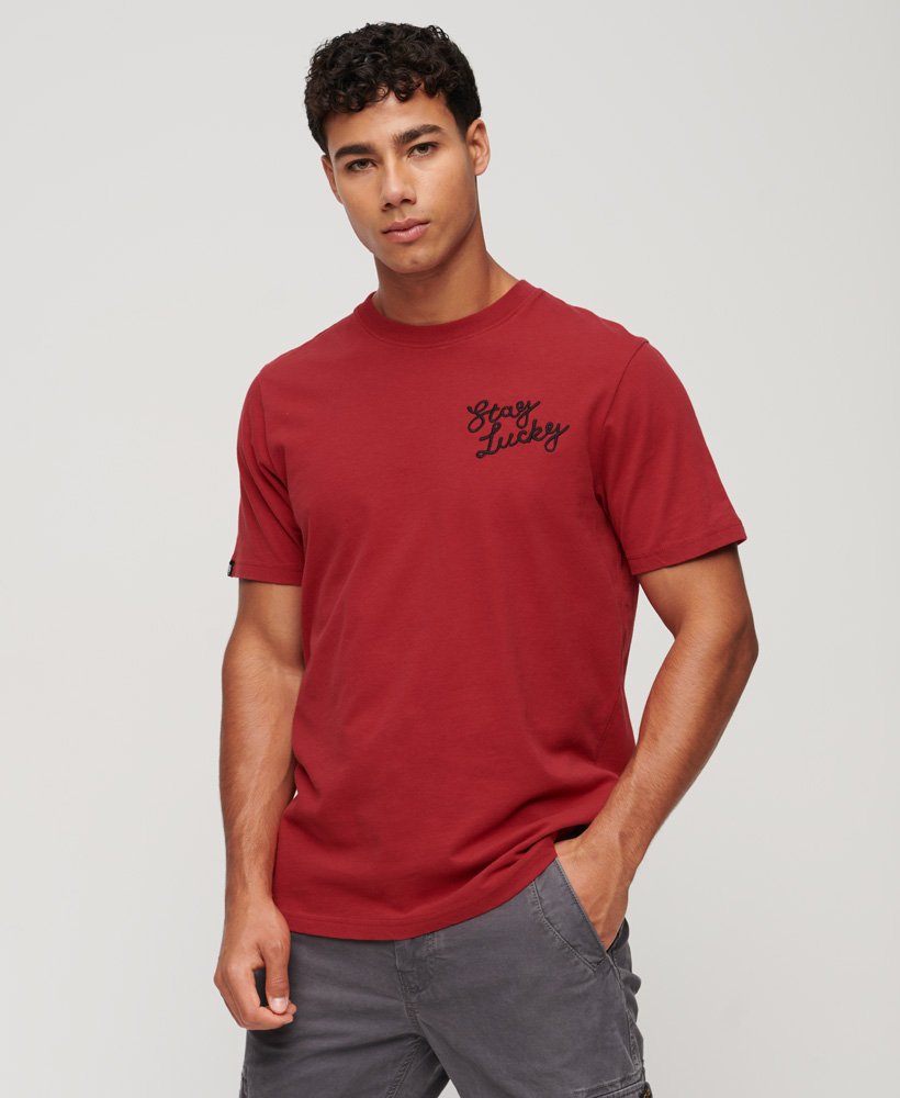 camiseta com estampa stay lucky na cor vermelho pimenta