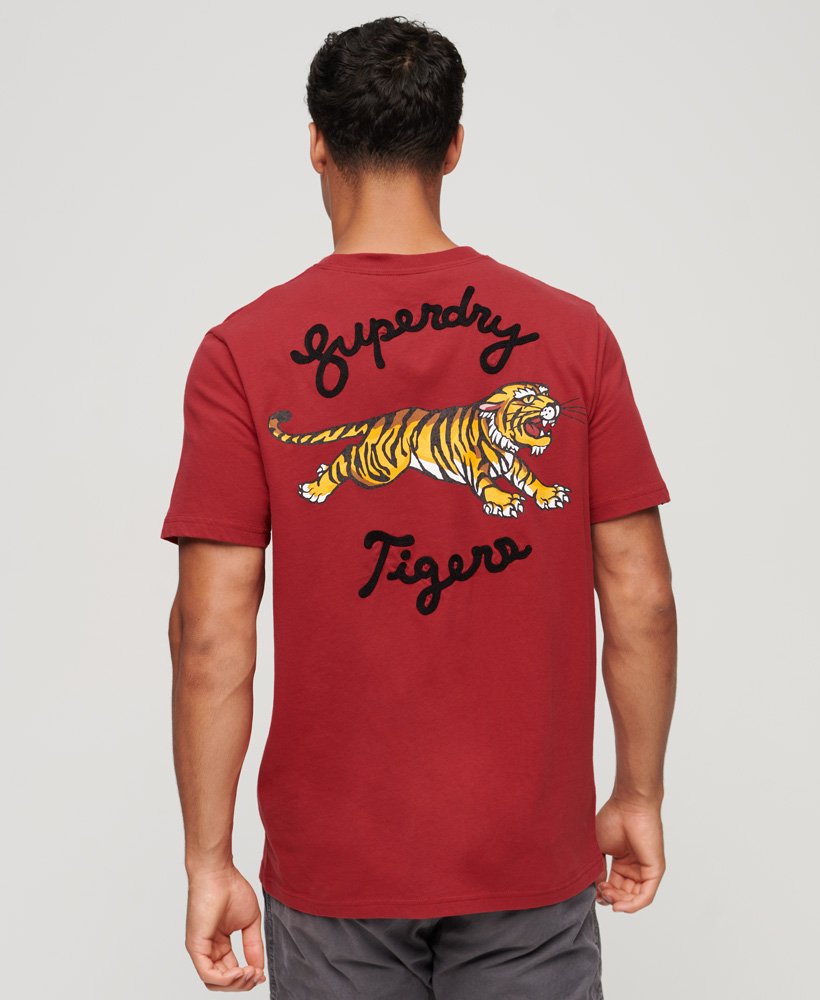 camiseta com estampa stay lucky na cor vermelho pimenta