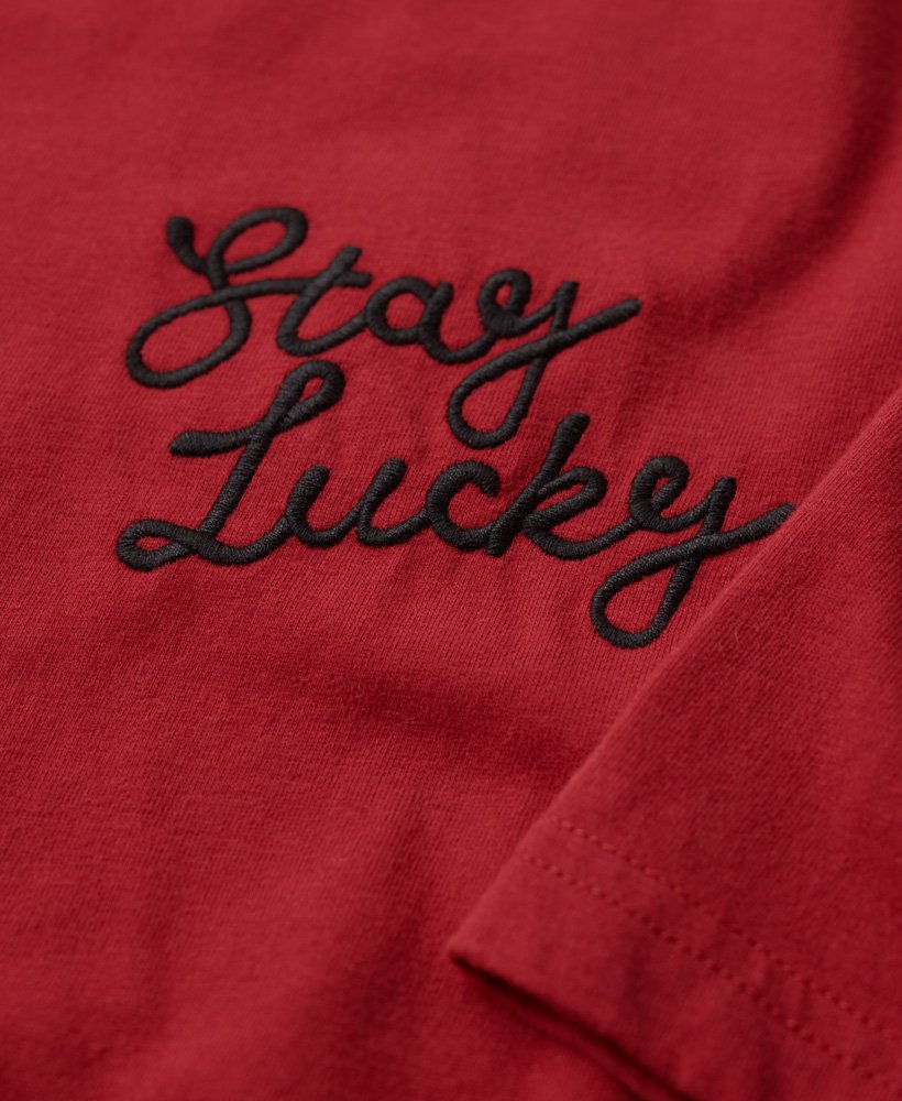 camiseta com estampa stay lucky na cor vermelho pimenta