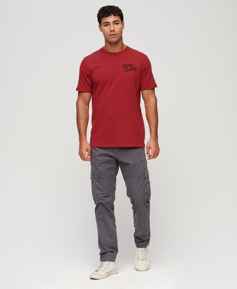 camiseta com estampa stay lucky na cor vermelho pimenta