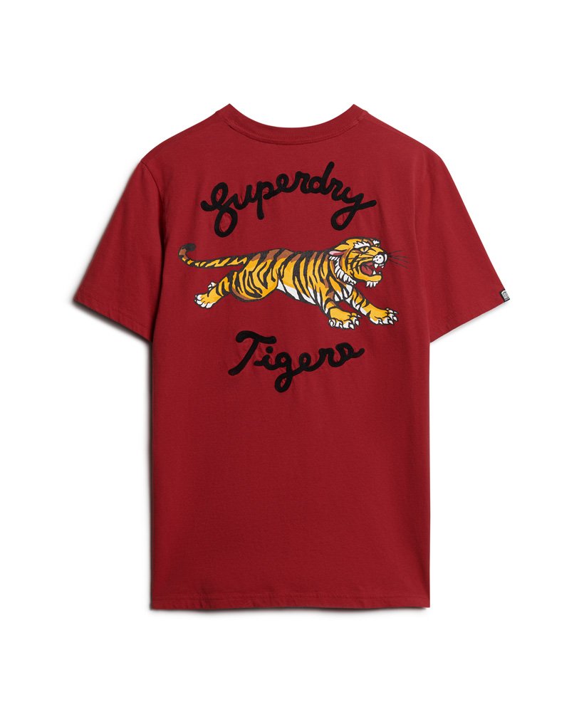 camiseta com estampa stay lucky na cor vermelho pimenta