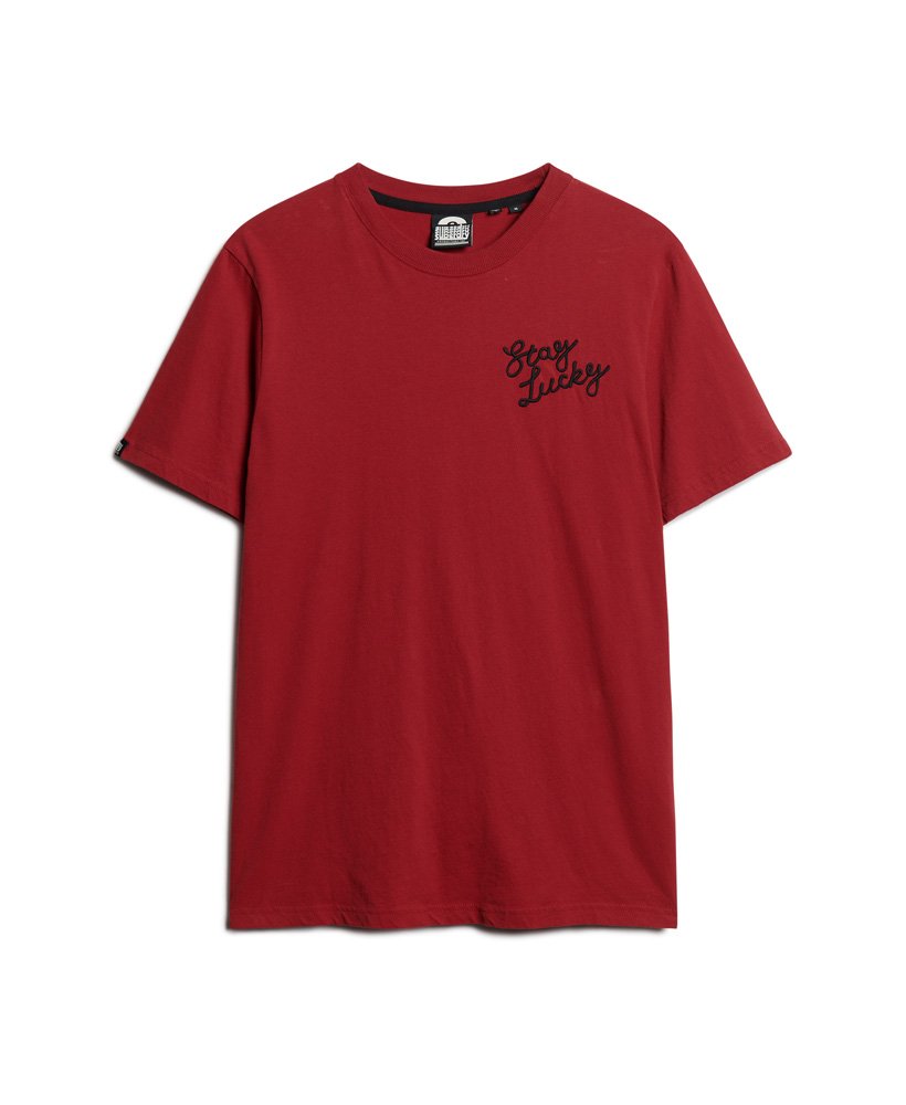 camiseta com estampa stay lucky na cor vermelho pimenta