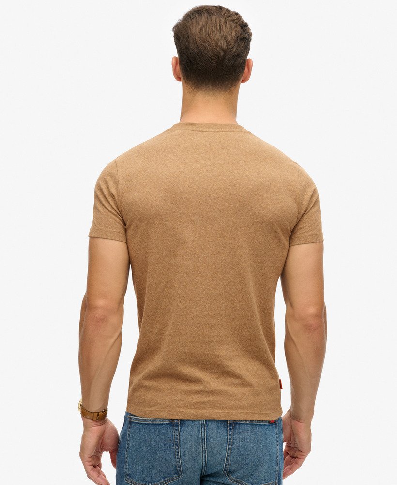 camiseta essential logo em algodão orgânico na cor buck tan brown mesclado