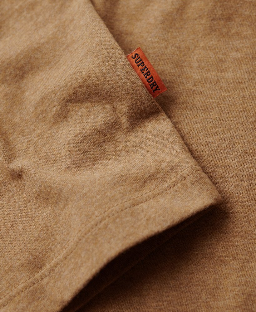 camiseta essential logo em algodão orgânico na cor buck tan brown mesclado