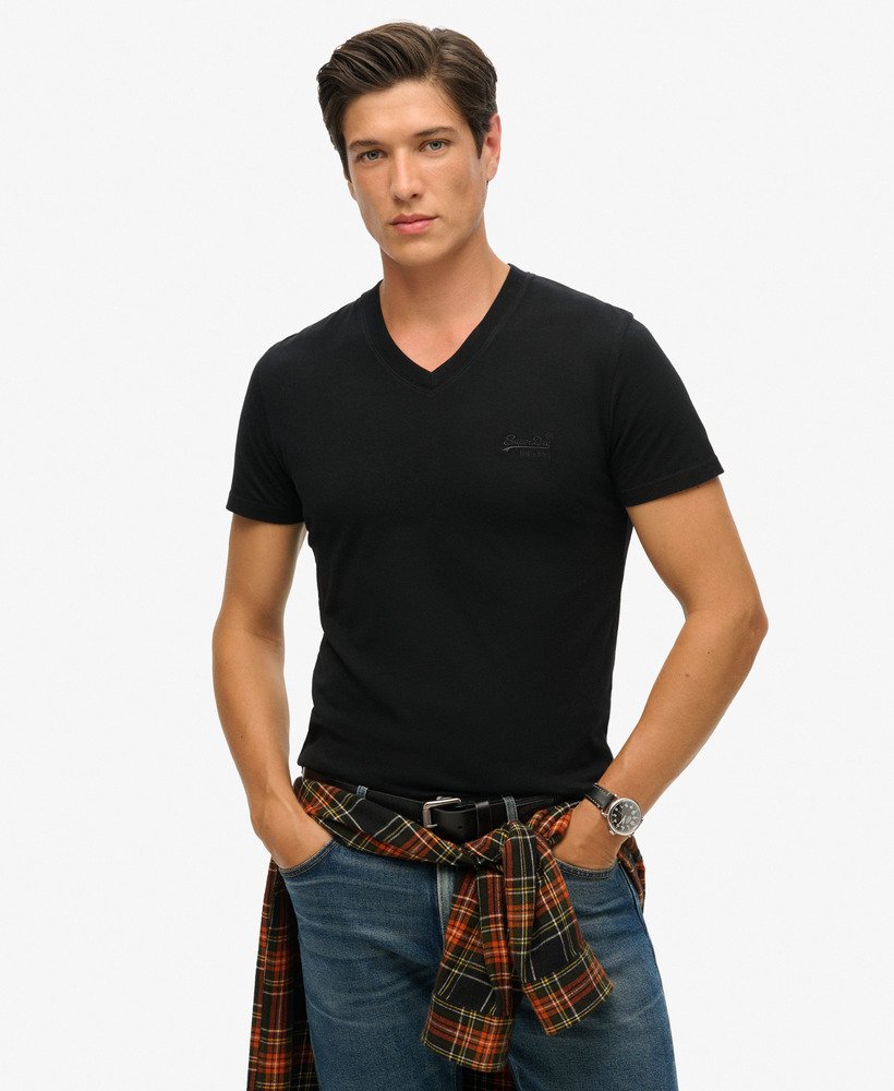 camiseta de algodão orgânico com decote em v e logo bordado na cor preta.