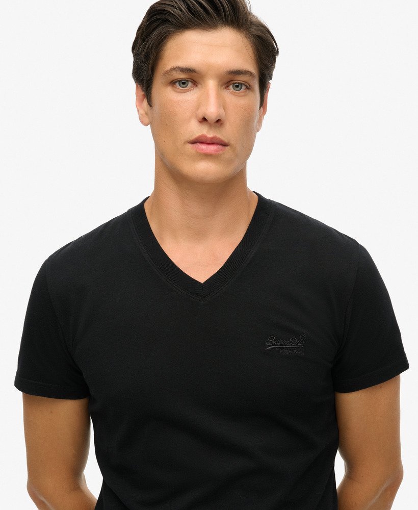 camiseta de algodão orgânico com decote em v e logo bordado na cor preta.