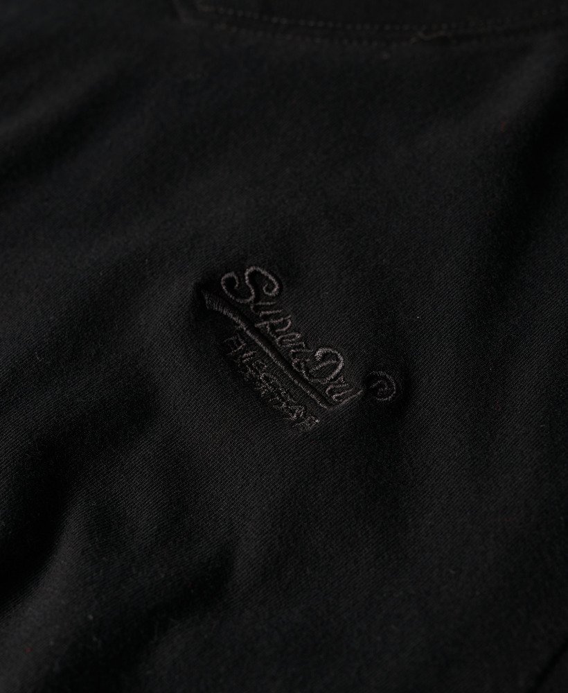 camiseta de algodão orgânico com decote em v e logo bordado na cor preta.