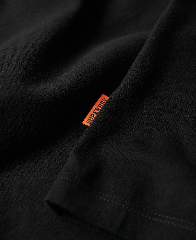 camiseta de algodão orgânico com decote em v e logo bordado na cor preta.