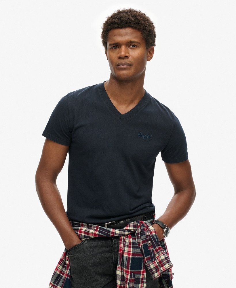 camiseta de algodão orgânico com decote em v e logo bordado na cor azul marinho eclipse.