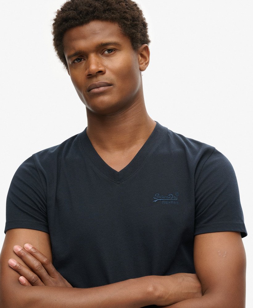 camiseta de algodão orgânico com decote em v e logo bordado na cor azul marinho eclipse.