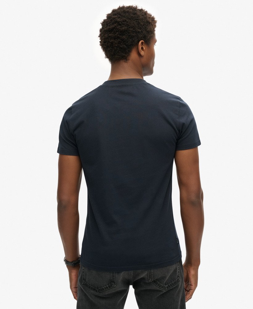 camiseta de algodão orgânico com decote em v e logo bordado na cor azul marinho eclipse.
