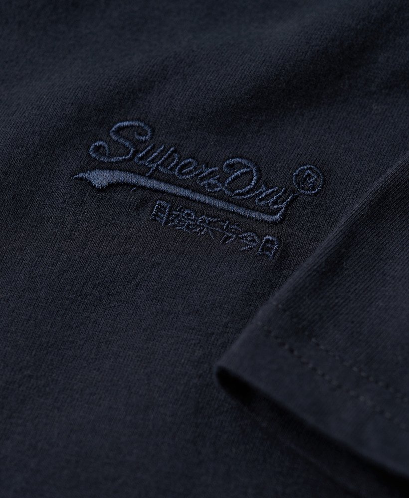 camiseta de algodão orgânico com decote em v e logo bordado na cor azul marinho eclipse.