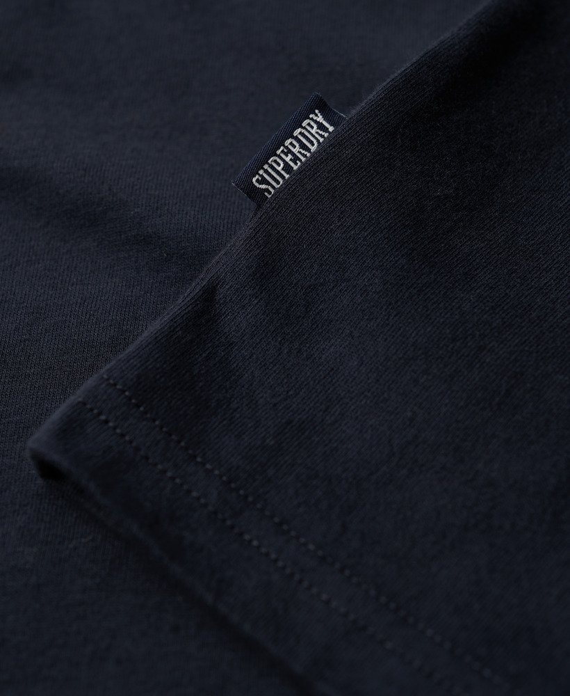 camiseta de algodão orgânico com decote em v e logo bordado na cor azul marinho eclipse.