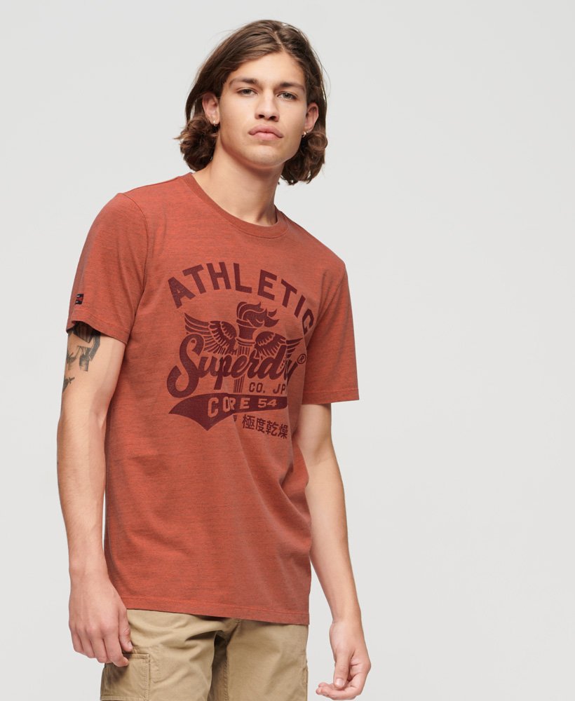 camiseta com estampa universitária em estilo mesclado tingido na cor páprica.