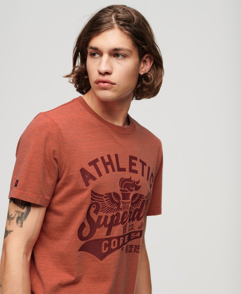 camiseta com estampa universitária em estilo mesclado tingido na cor páprica.
