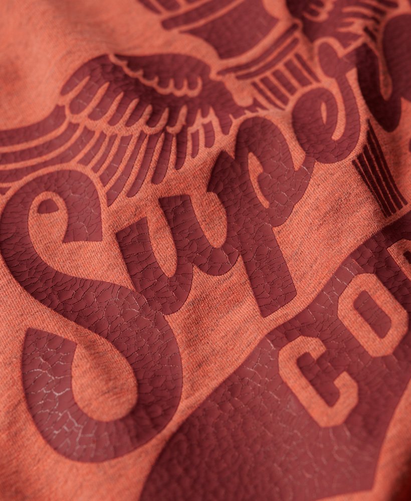 camiseta com estampa universitária em estilo mesclado tingido na cor páprica.