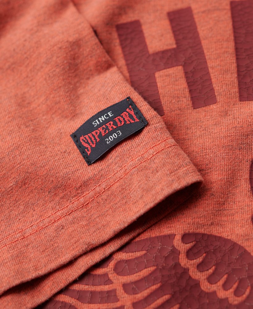 camiseta com estampa universitária em estilo mesclado tingido na cor páprica.