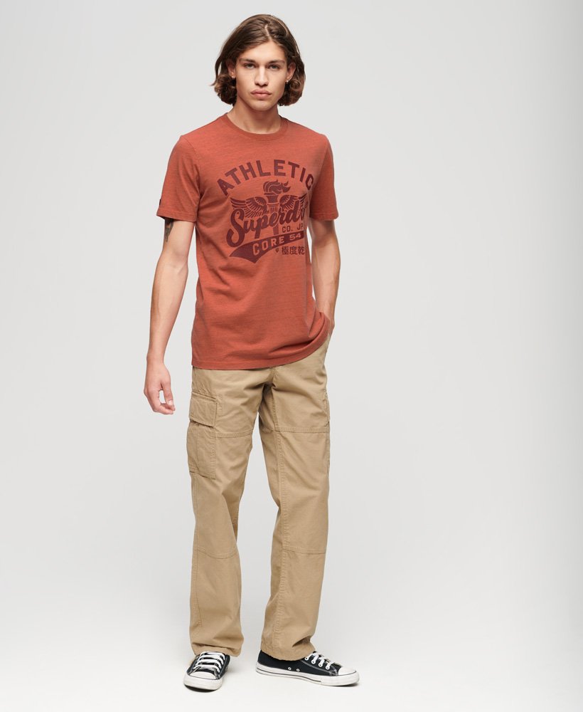 camiseta com estampa universitária em estilo mesclado tingido na cor páprica.