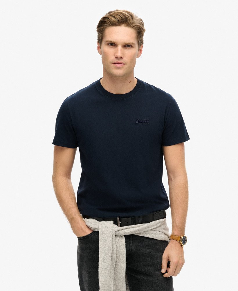 camiseta essential logo em algodão orgânico na cor azul-marinho eclipse